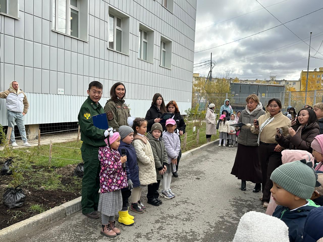 В школе №29 первоклассники вместе с национальным парком «Ленские столбы» посадили акации