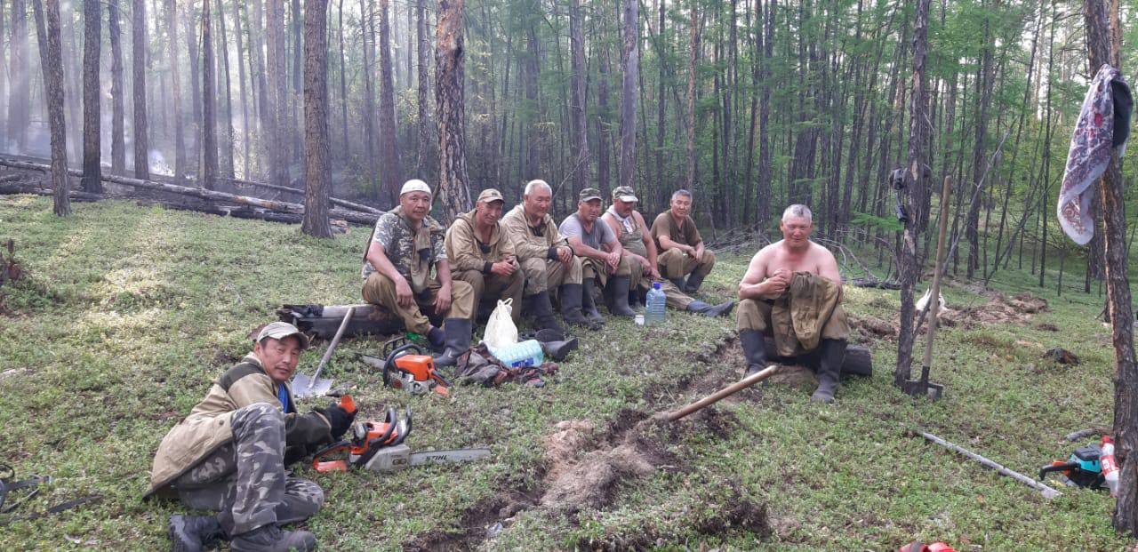 Бравые парни на страже природы: госинспекторы нацпарка «Ленские столбы» тушат лесной пожар