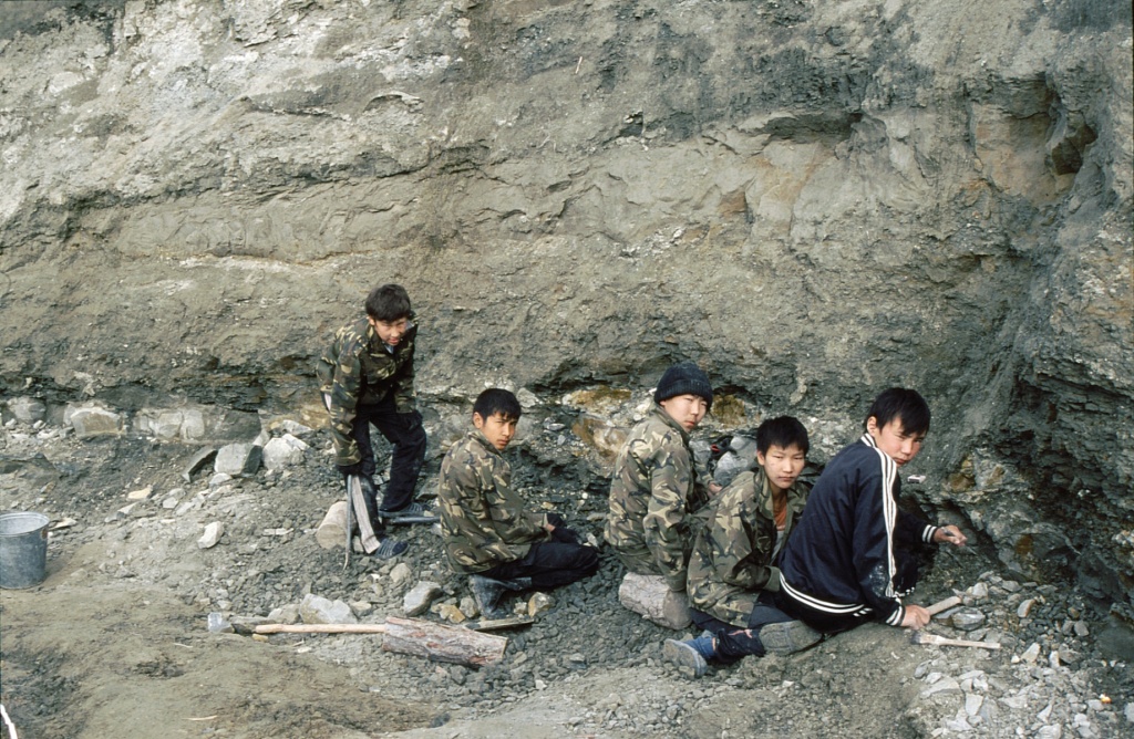 Школьники из Хоро на раскопках_2010.jpg