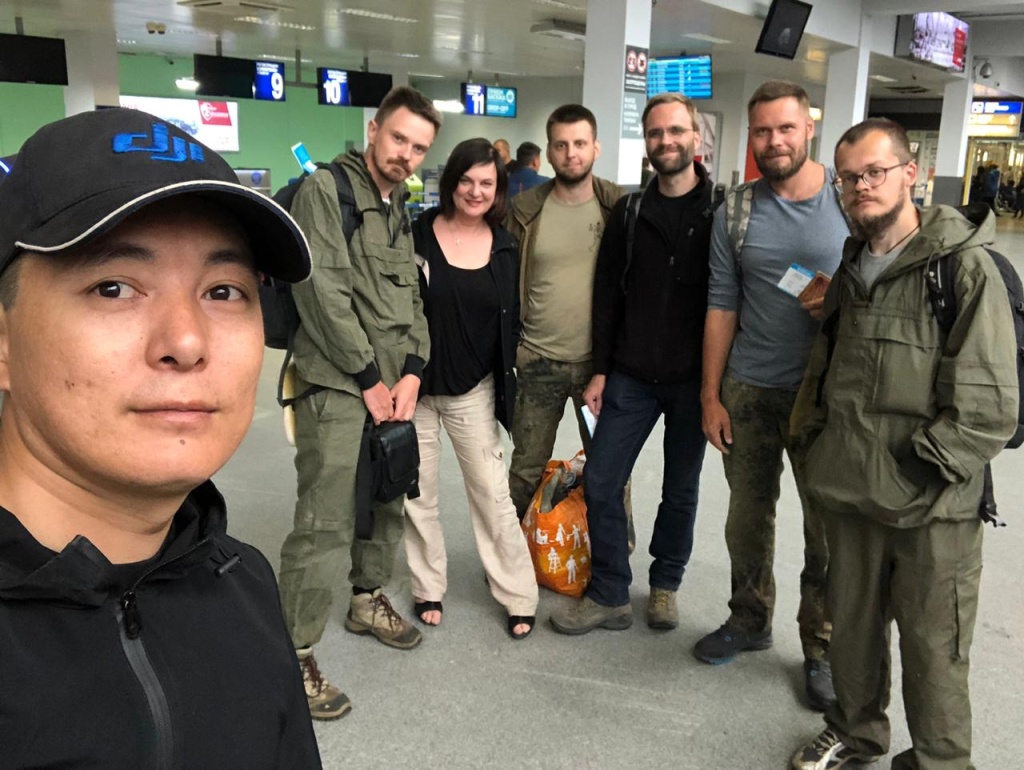 режиссер Мила Кудряшова и оператор Иван Семенов с палеонтологами, изучающими динозавров вечной мерзлоты.jpg